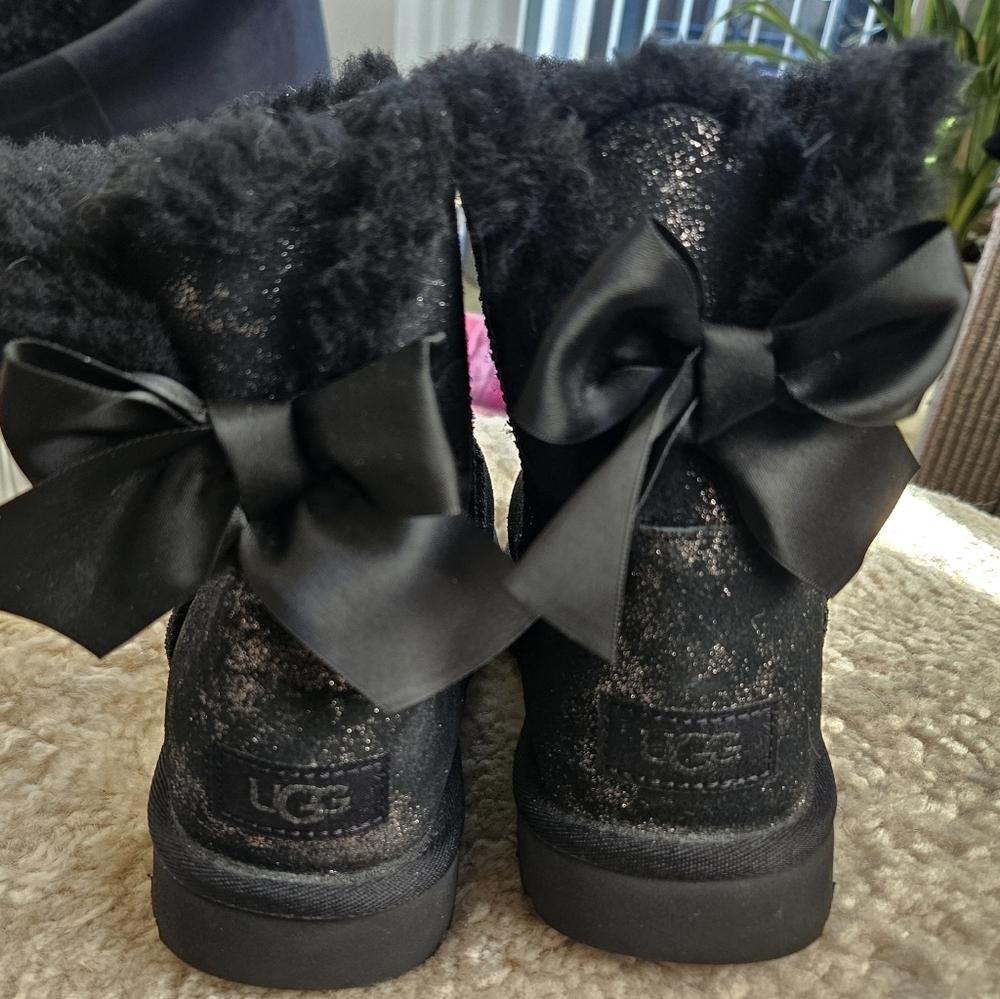 UGG New Suede Bootie Black w Silver Shearling Women's Boots Shoes Sz 7
